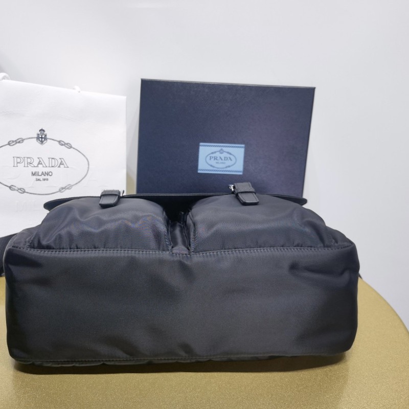 Prada 斜挎包