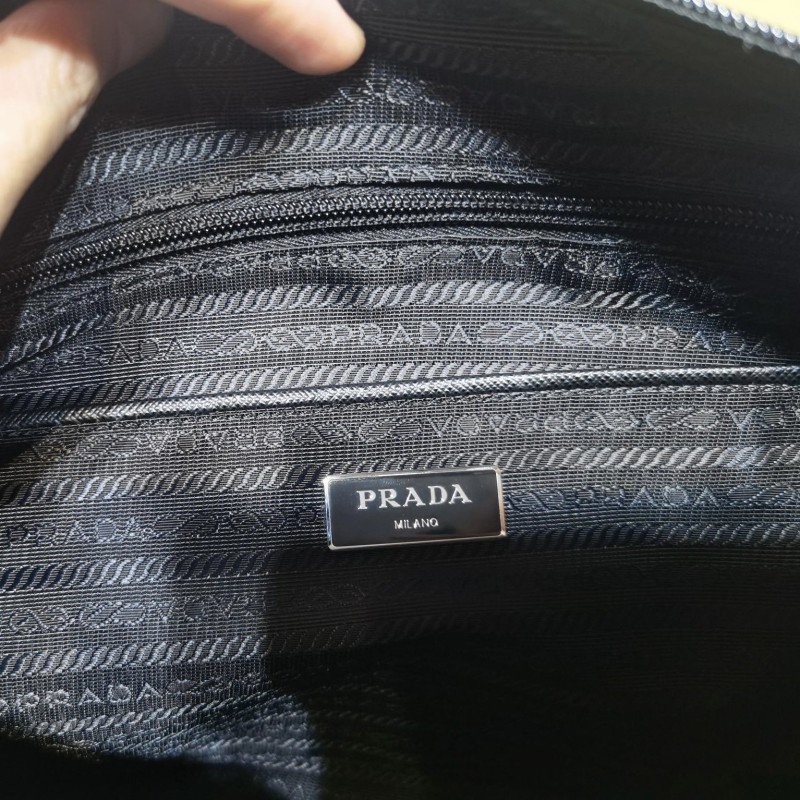 Prada 斜挎包