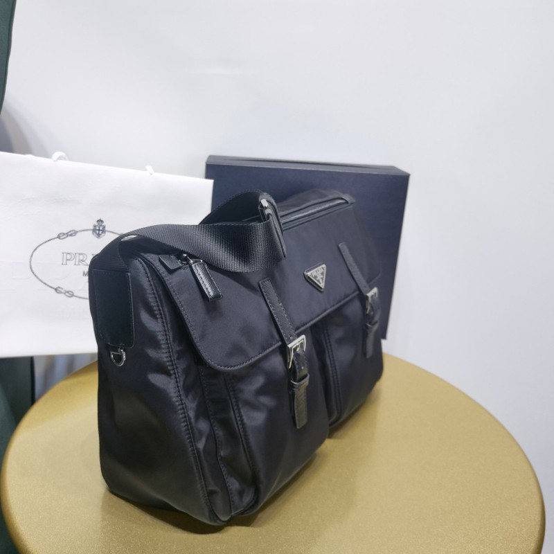 Prada 斜挎包