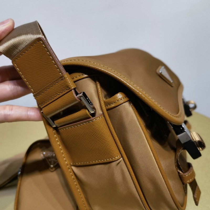 Prada 斜挎包 / 邮差包