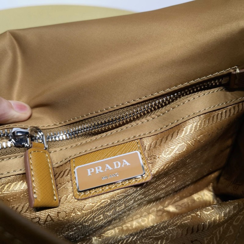Prada 斜挎包 / 邮差包