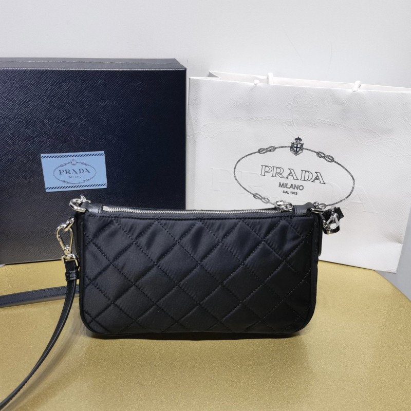 Prada 斜挎腋下包