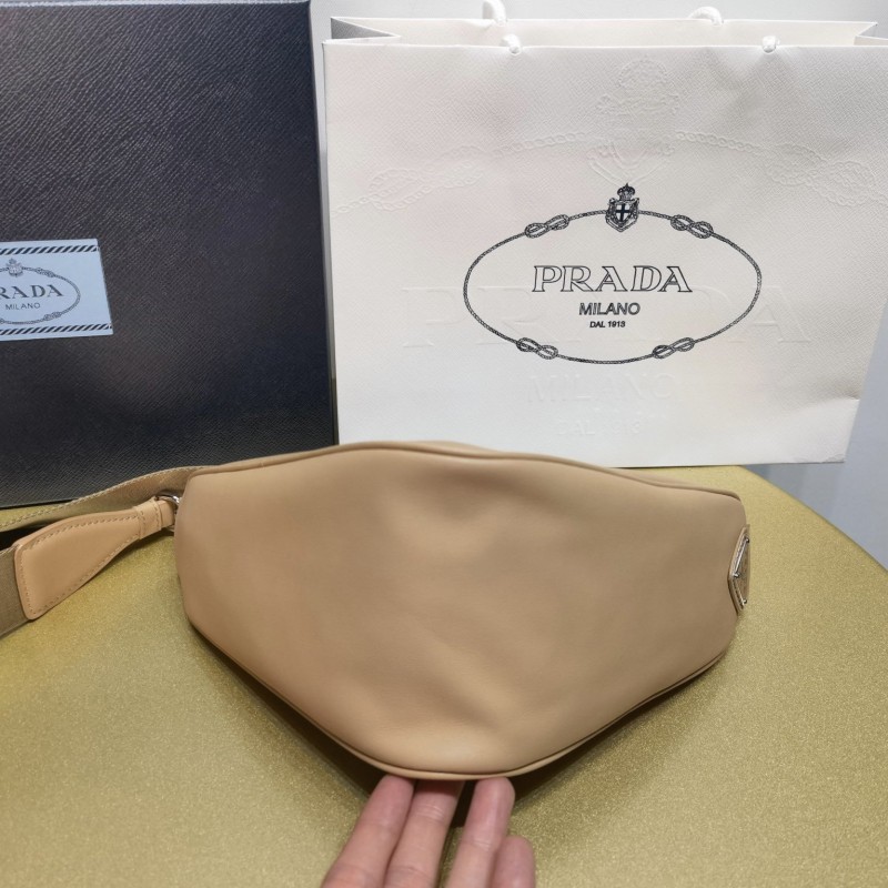 Prada 三角形斜挎包