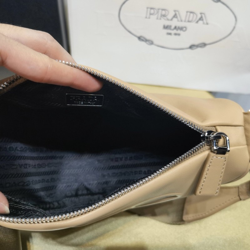 Prada 三角形斜挎包