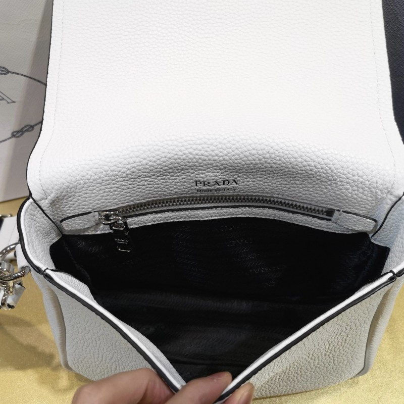 Prada 翻盖单肩斜挎包