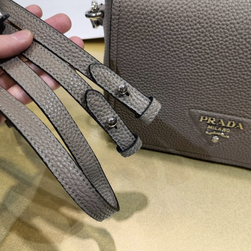 Prada 翻盖单肩斜挎包