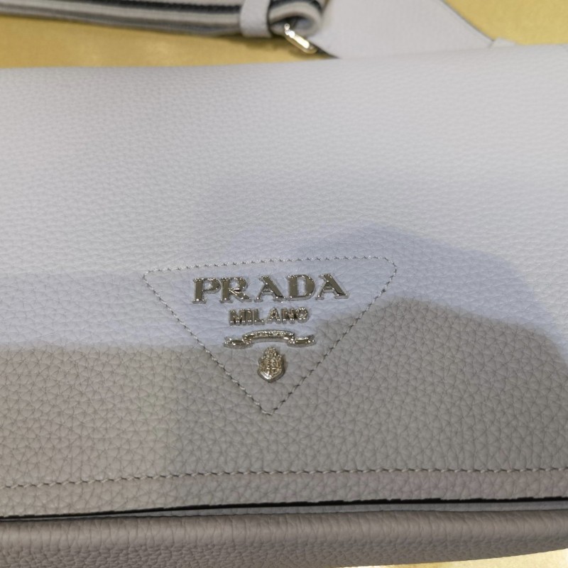 Prada 翻盖单肩斜挎包