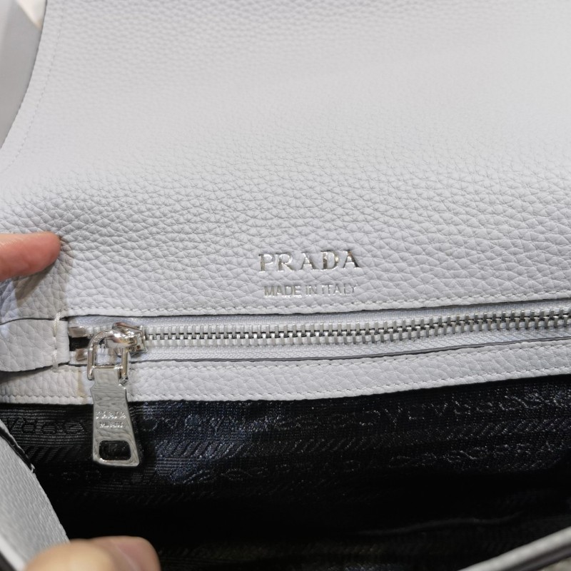 Prada 翻盖单肩斜挎包