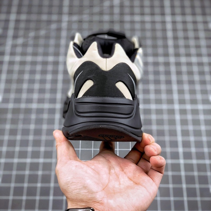 Adidas Yeezy 700