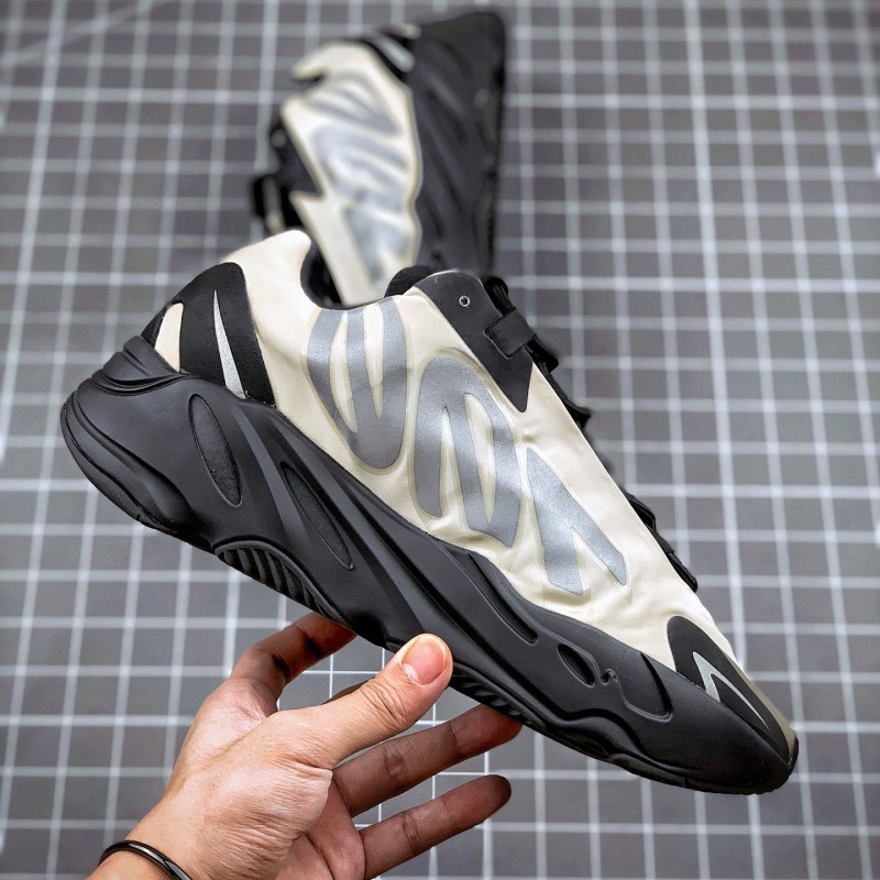 Adidas Yeezy 700