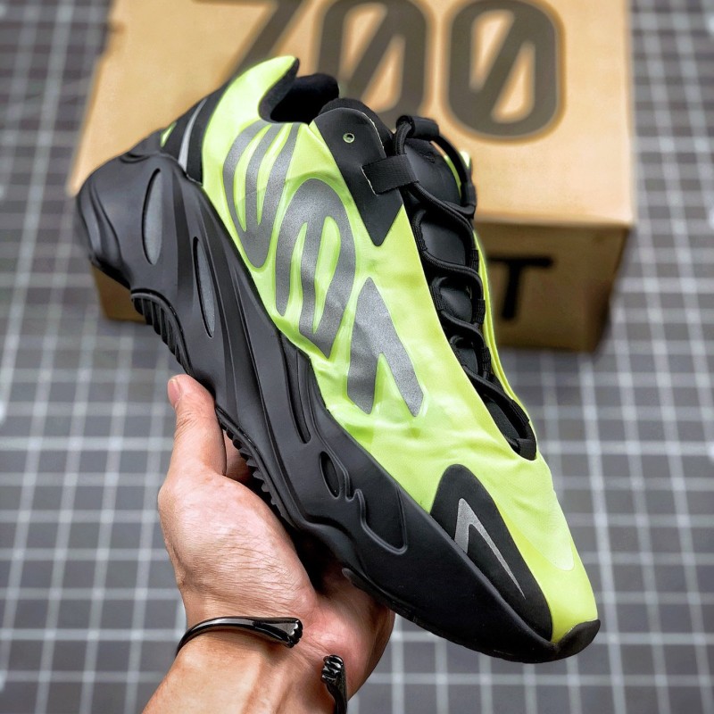 Adidas Yeezy 700
