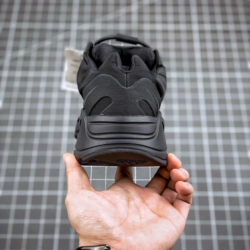 Adidas Yeezy 700