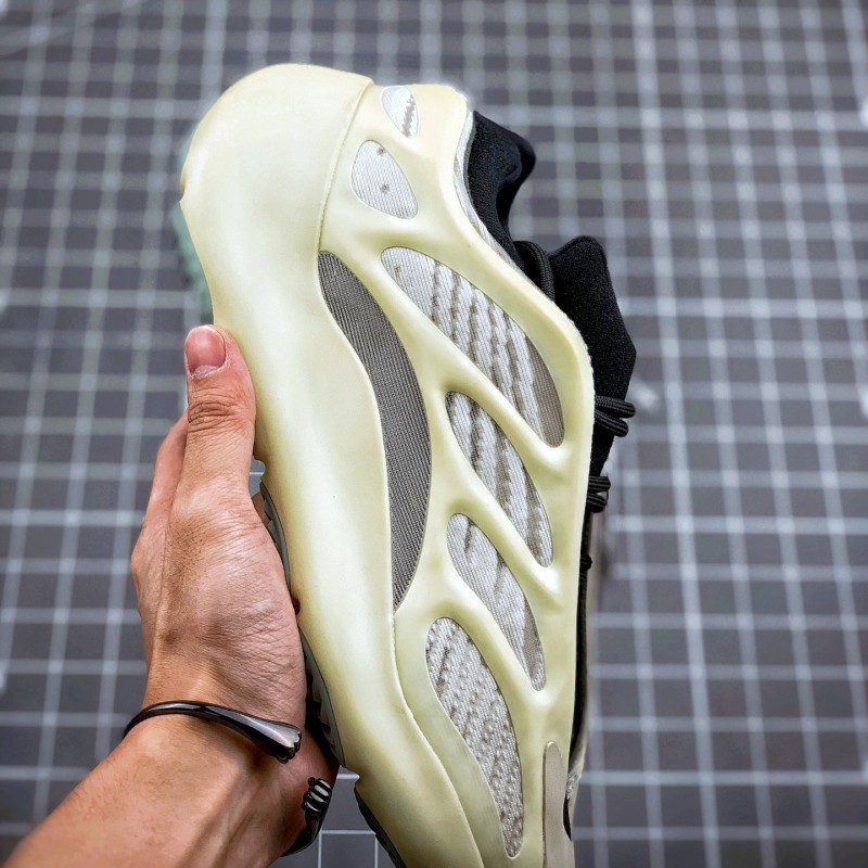 Adidas Yeezy 700