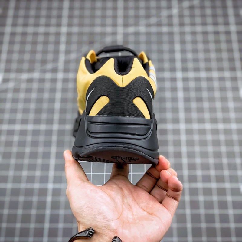 Adidas Yeezy 700