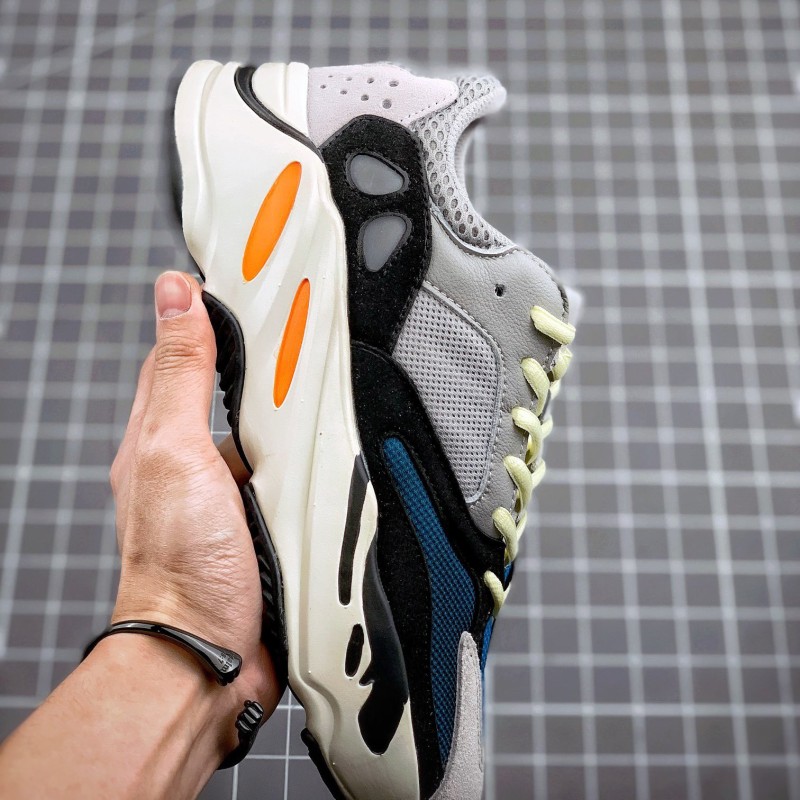 Adidas Yeezy 700