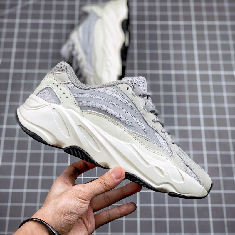 Adidas Yeezy 700