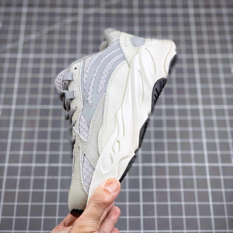 Adidas Yeezy 700