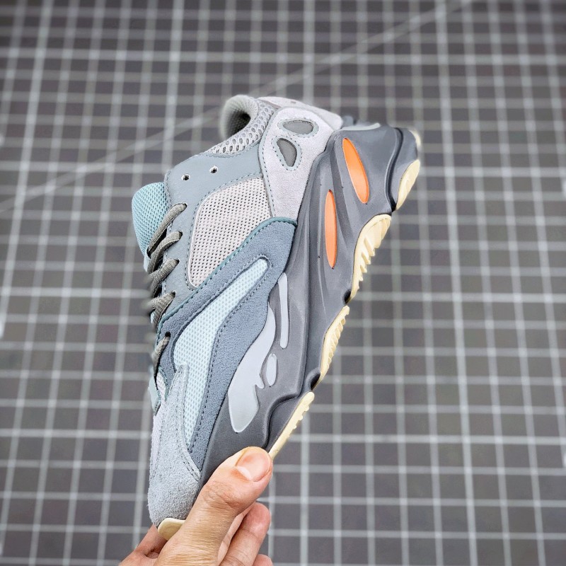 Adidas Yeezy 700