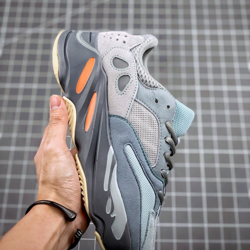 Adidas Yeezy 700