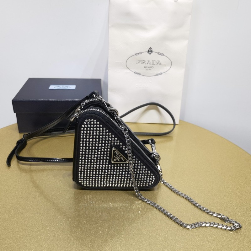 Prada 斜挎三角包 / 手拎包