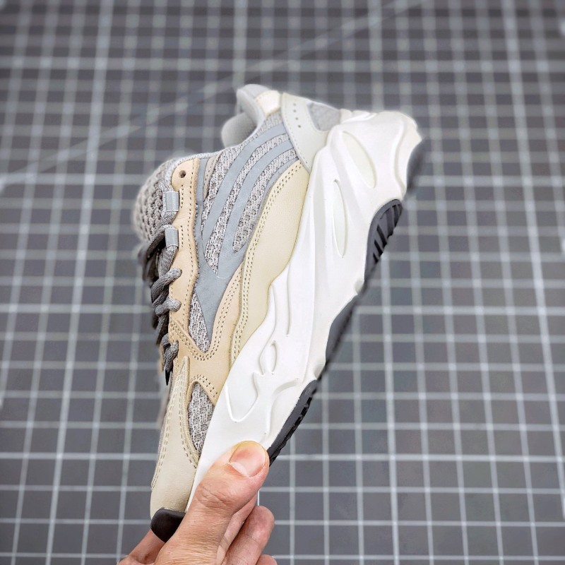 Adidas Yeezy 700