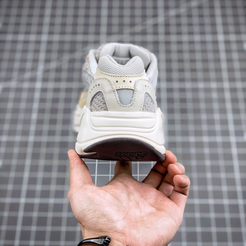 Adidas Yeezy 700