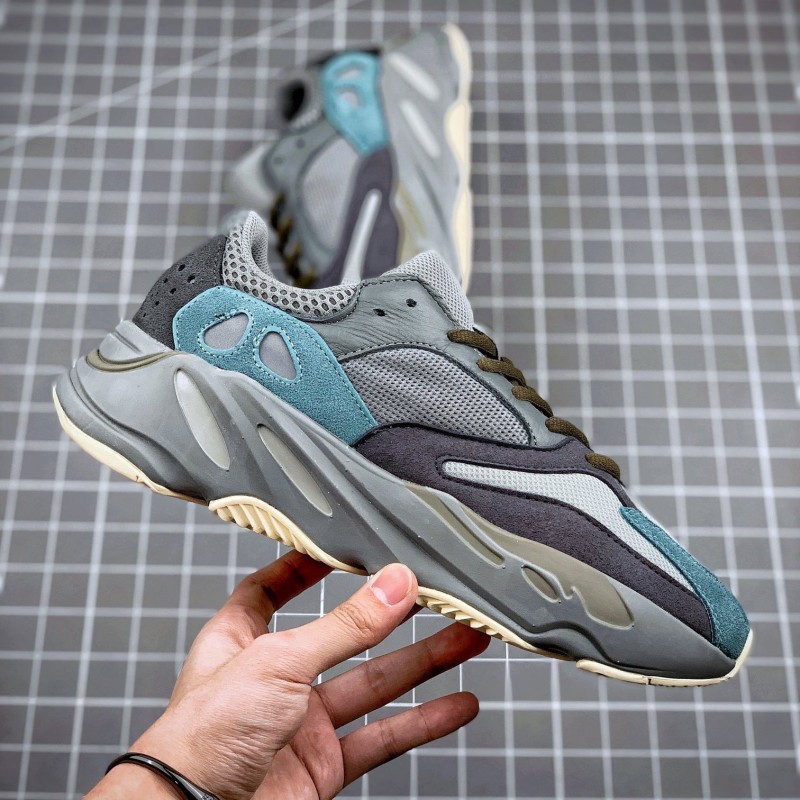 Adidas Yeezy 700