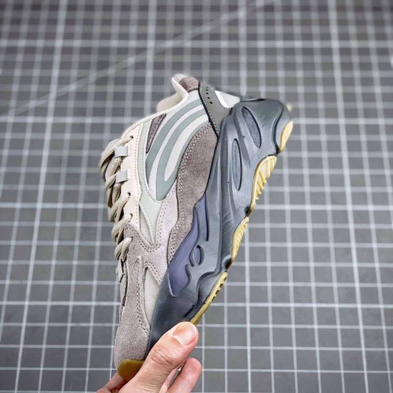 Adidas Yeezy 700