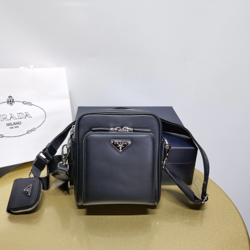 Prada 斜挎包
