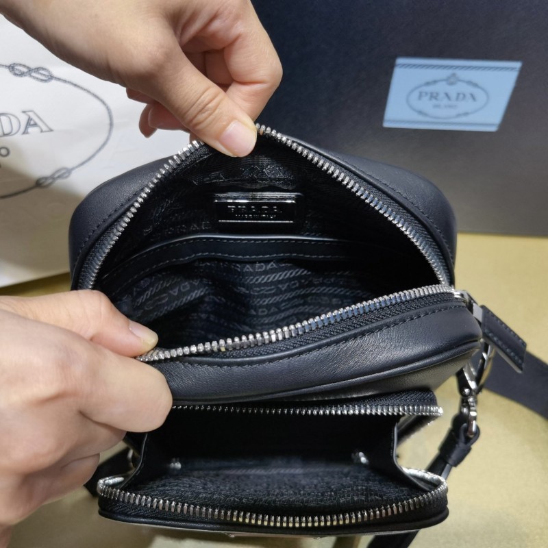 Prada 斜挎包