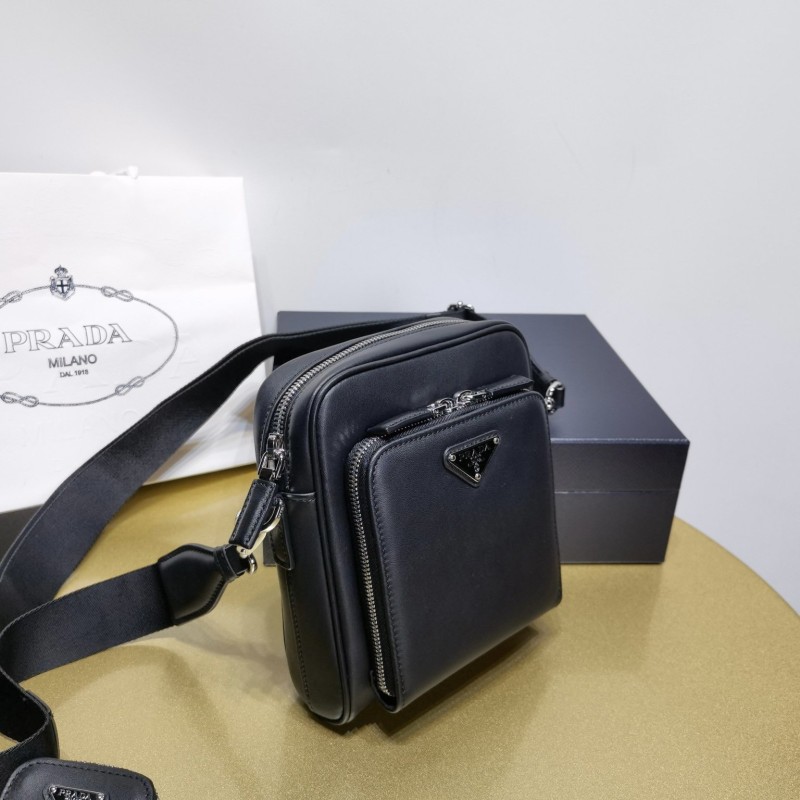 Prada 斜挎包