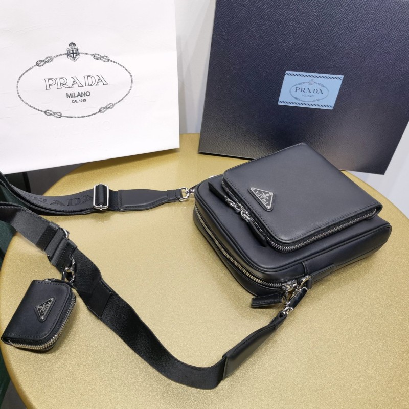 Prada 斜挎包