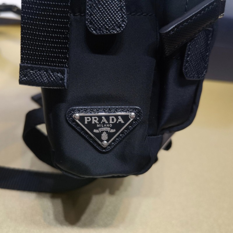 Prada 斜挎包