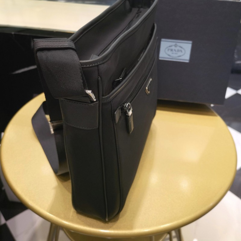 Prada 斜挎包