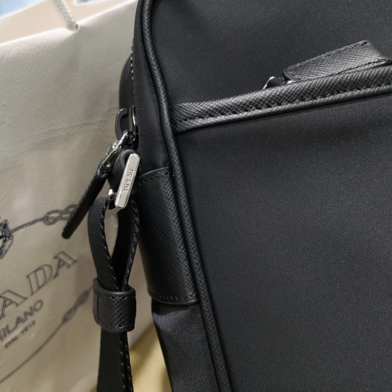 Prada 邮差包 / 斜挎包