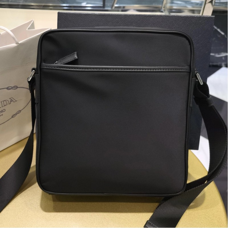 Prada 邮差包 / 斜挎包