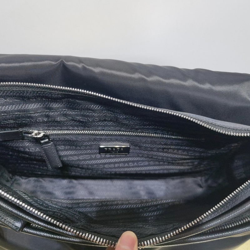 Prada 邮差包 / 斜挎包