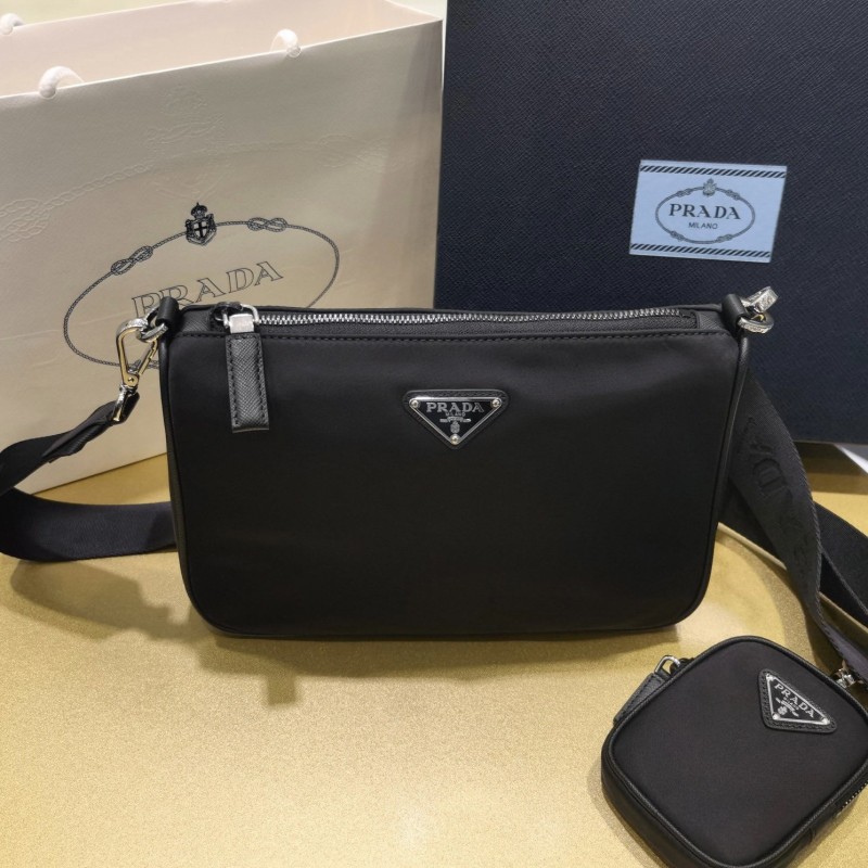 Prada 邮差包 / 斜挎包