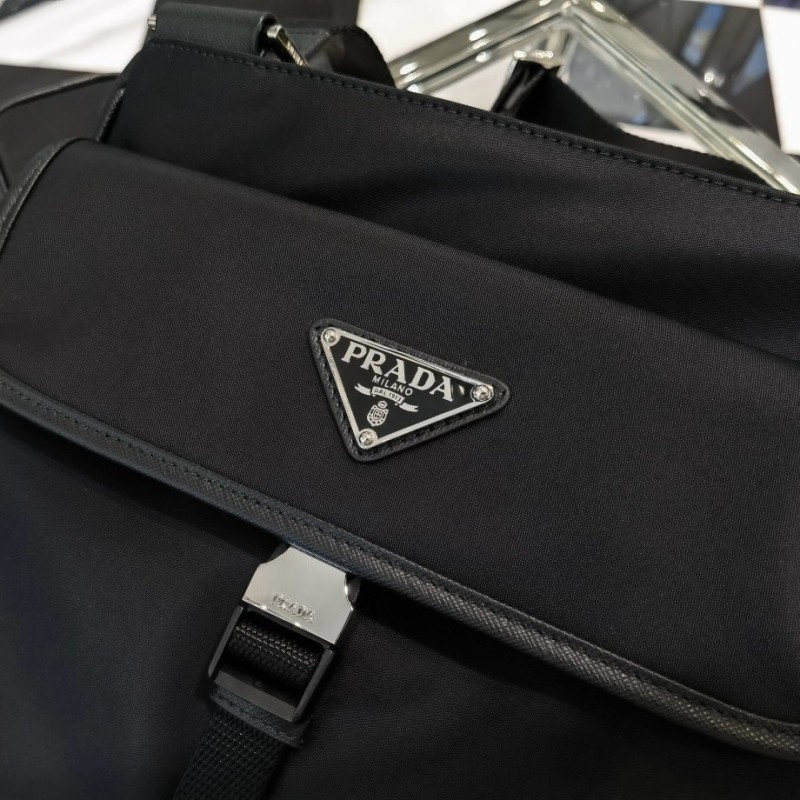Prada 邮差包 / 斜挎包