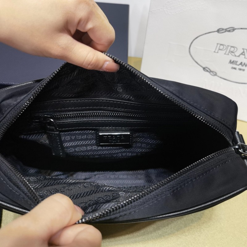 Prada 邮差包 / 斜挎包