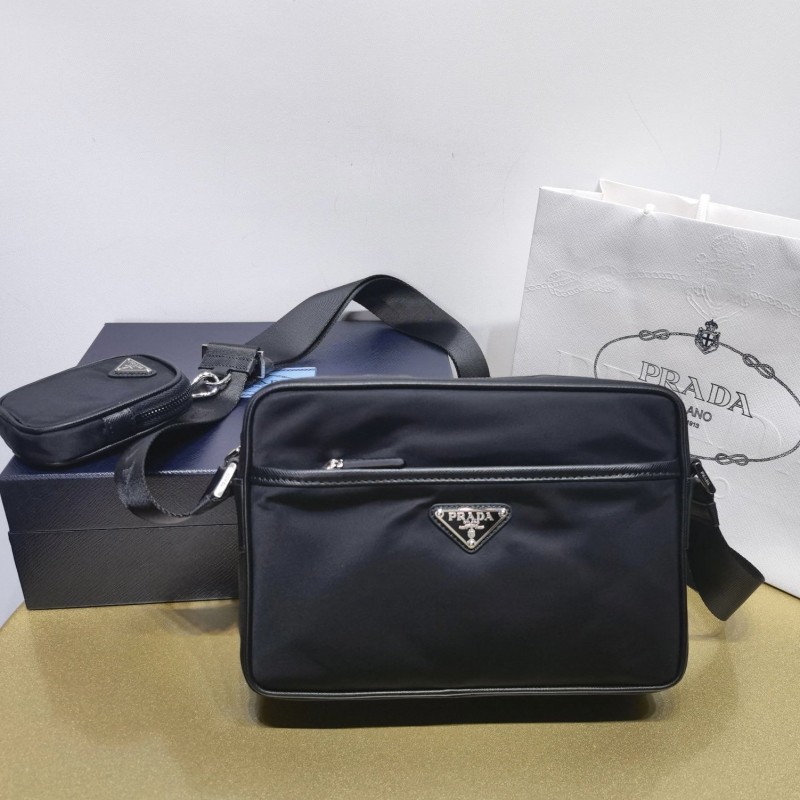 Prada 邮差包 / 斜挎包