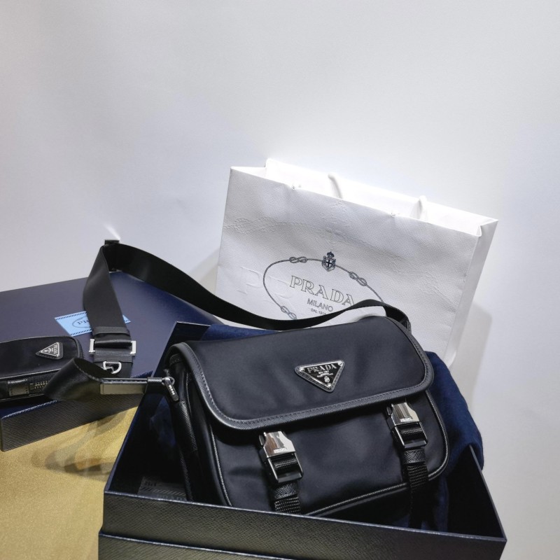 Prada 邮差包 / 斜挎包