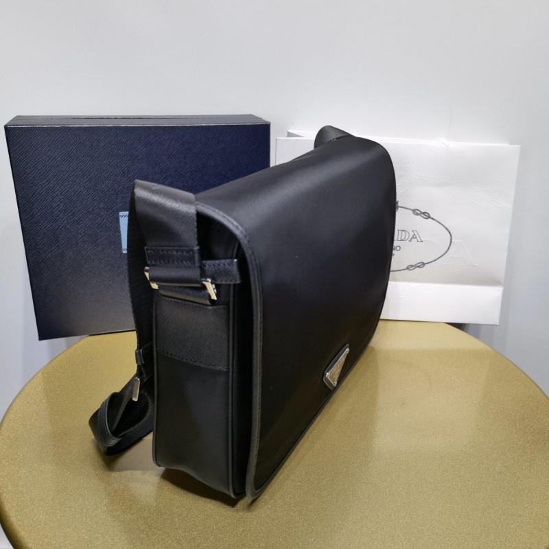 Prada 邮差包 / 斜挎包
