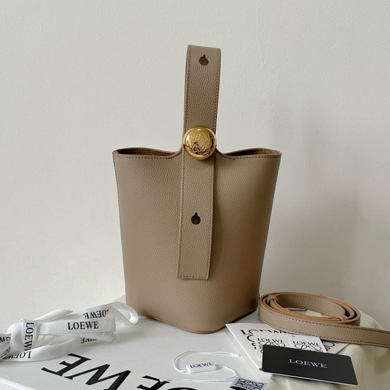 Loewe Pebble 水桶包
