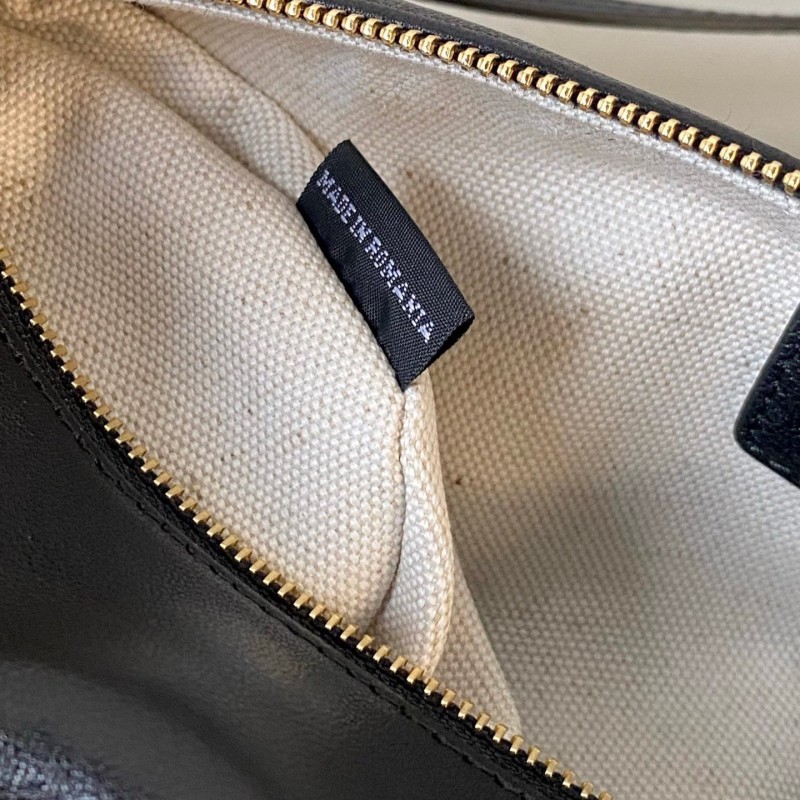 MiuMiu Mini 圆筒包