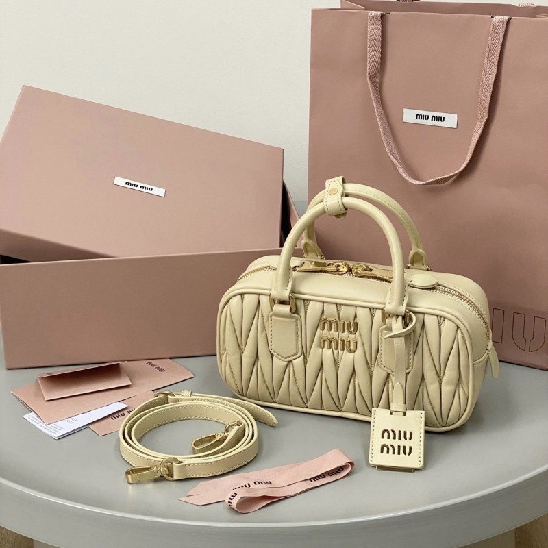 MiuMiu 皱褶保龄球包 