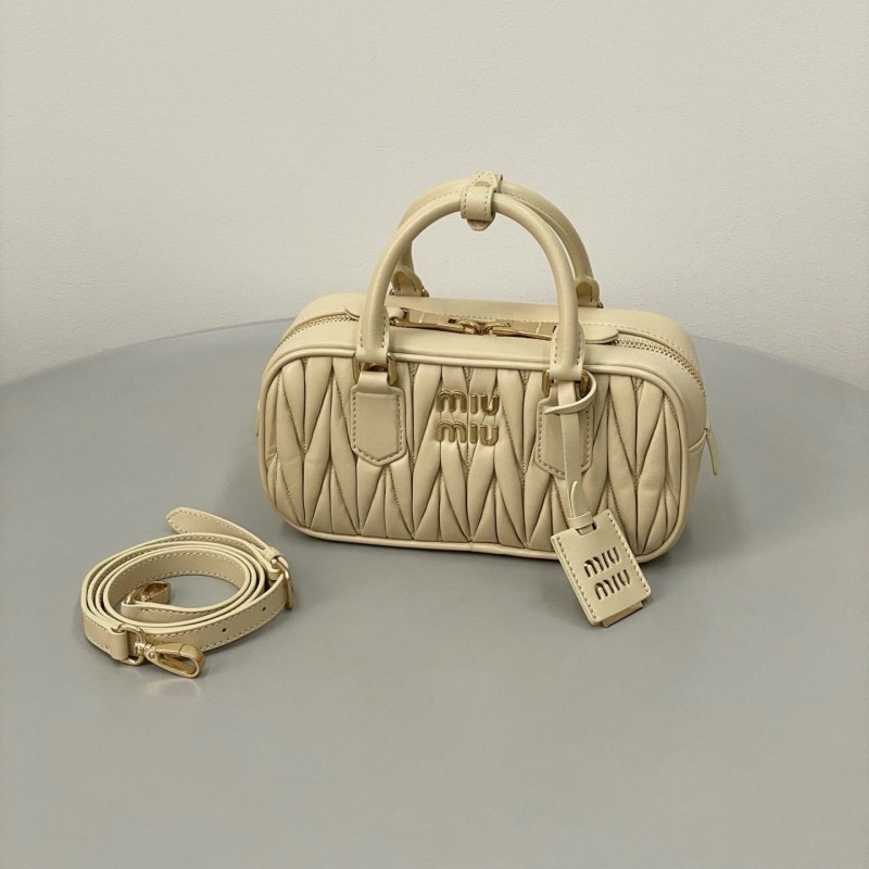 MiuMiu 皱褶保龄球包 