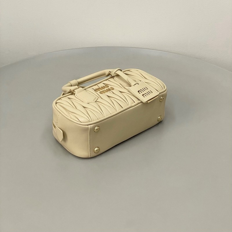 MiuMiu 皱褶保龄球包 