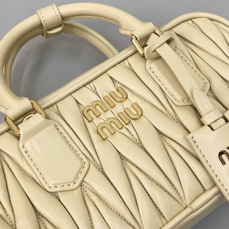 MiuMiu 皱褶保龄球包 