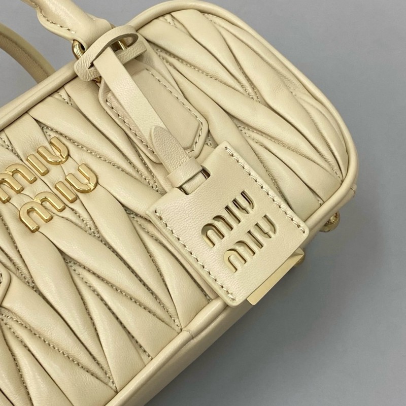 MiuMiu 皱褶保龄球包 
